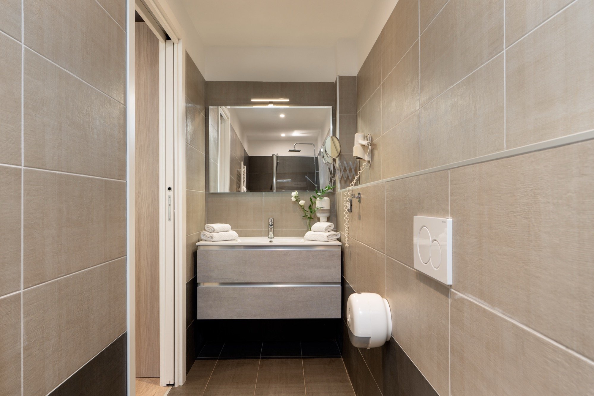 Prospettiva del bagno della Camera doppia Classic Frasnedo dell'hotel Saligari